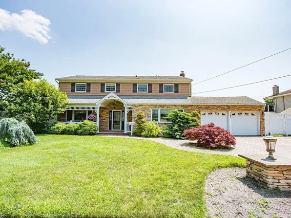 147 Cedar Point Drive, West Islip, NY 11795