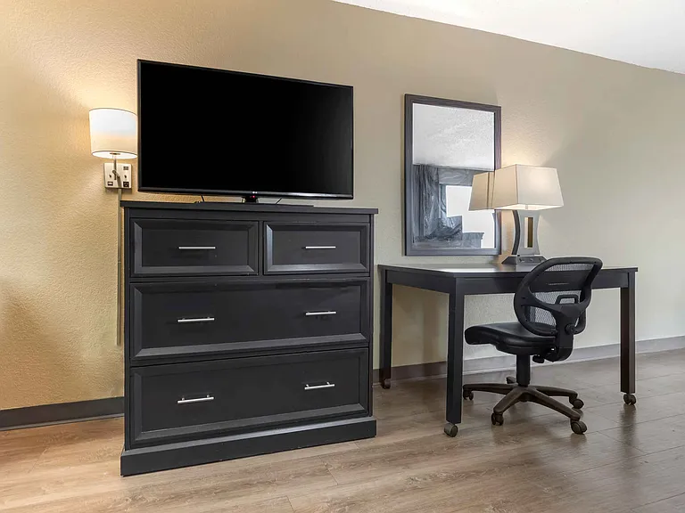 Deluxe Studio - 1 King Bed