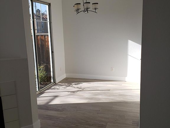 4th image of 373 Maeve Ct