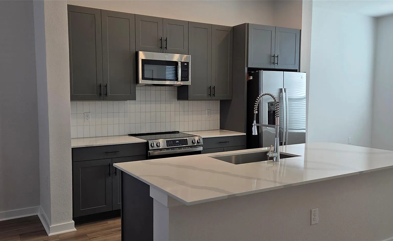 3 bed, 2.5 bath, 1692 sqft, $2,996 — Photo 2