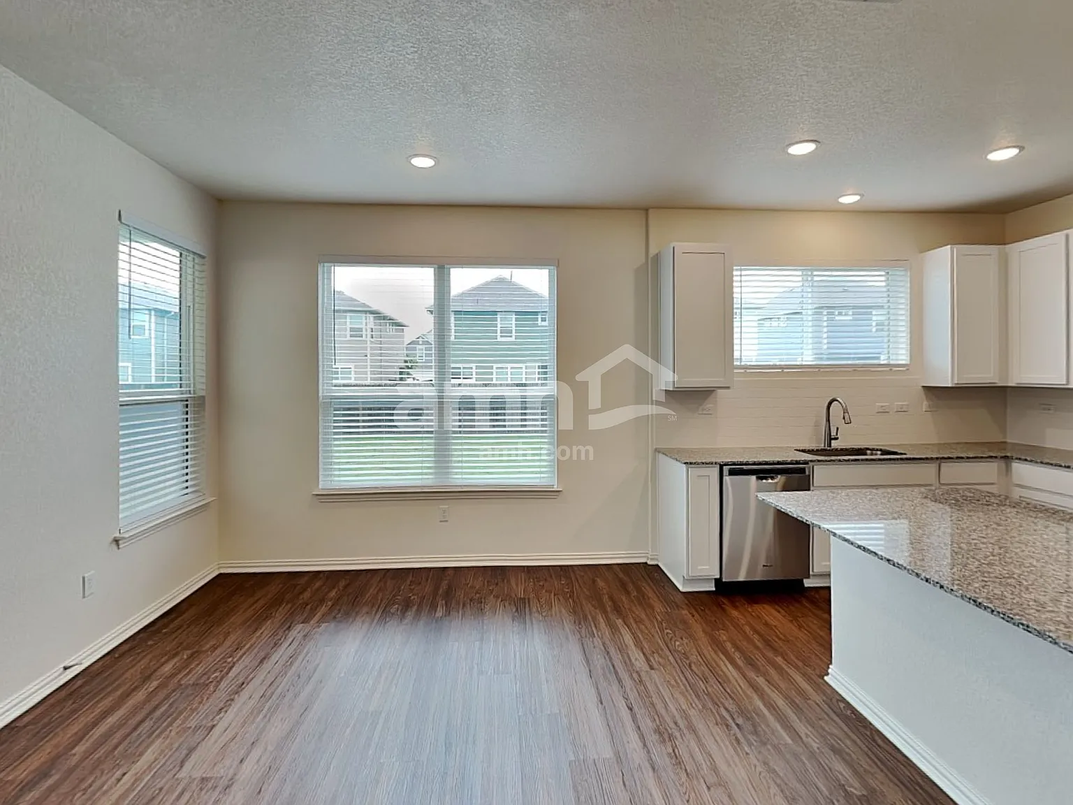 4 bed, 2.5 bath, 1905 sqft, $2,010 — Photo 3