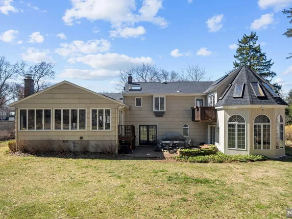 44 Rustic Dr, Waldwick, NJ 07463