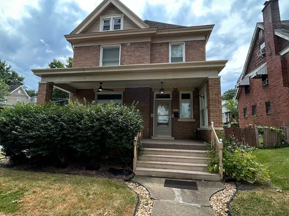 Prime Student Housing: Spacious 5-Bed, 4-Bath Home with Large Common Areas, 930 Ridge Ave Floor 2, Coraopolis, PA 15108