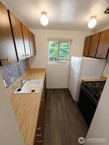 4th image of 426 11th Avenue E