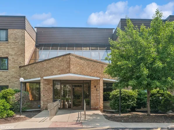 5600 Astor Ln APT 301, Rolling Meadows, IL 60008