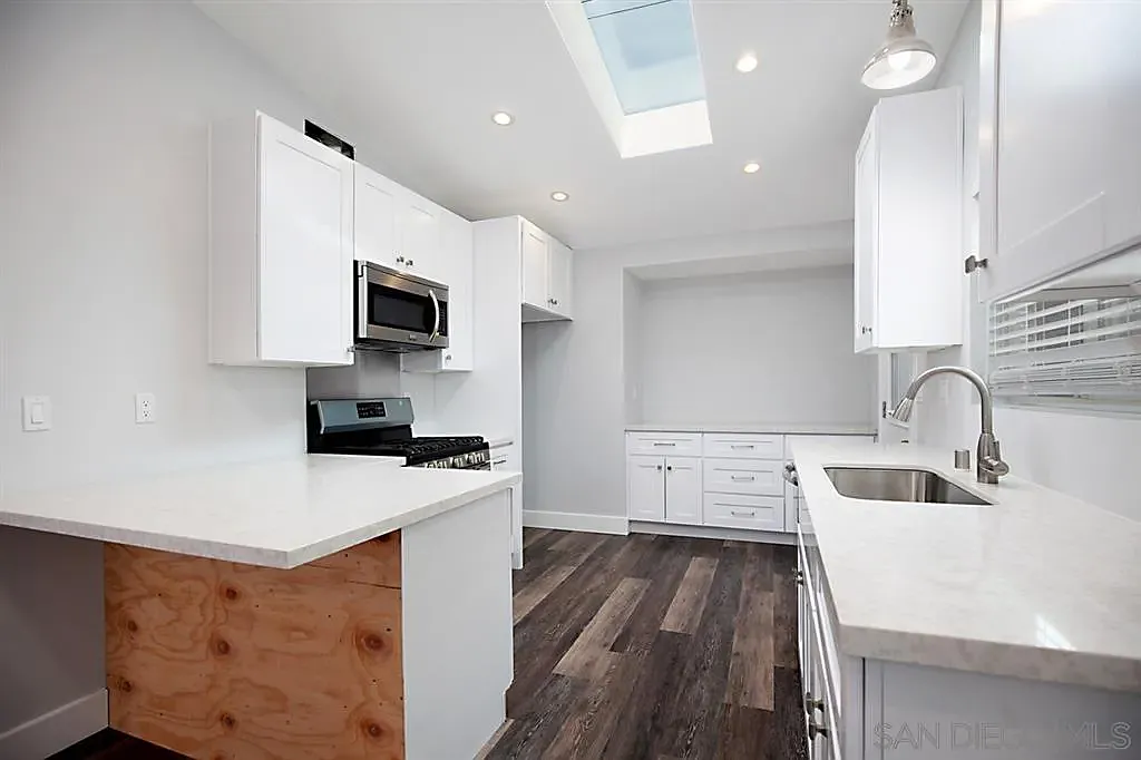 2 bed, 1.0 bath, 900 sqft, $3,200 — Photo 3