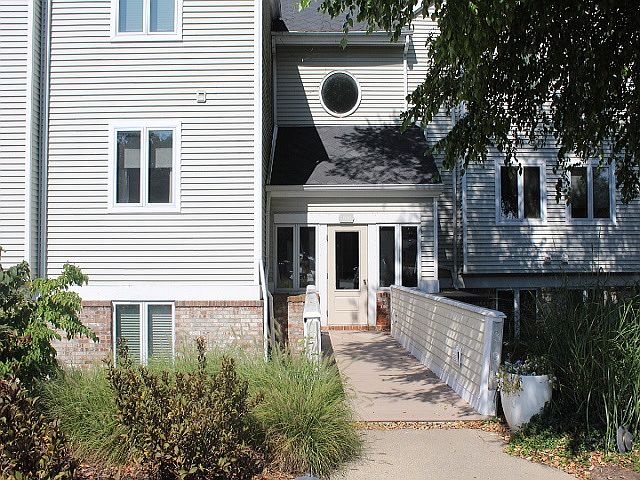1st image of 1806 Lakeshore Dr APT 9