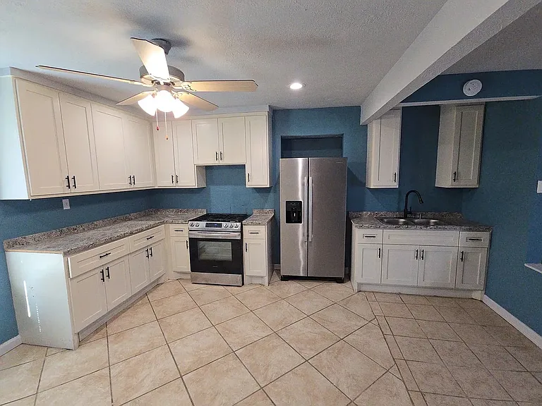 9010 Linda Vista Rd #B — Photo 8