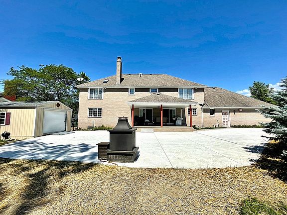 4th image of 8400 Oak Knoll Ct