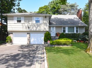 18 Fir Ln, Woodmere, NY 11598