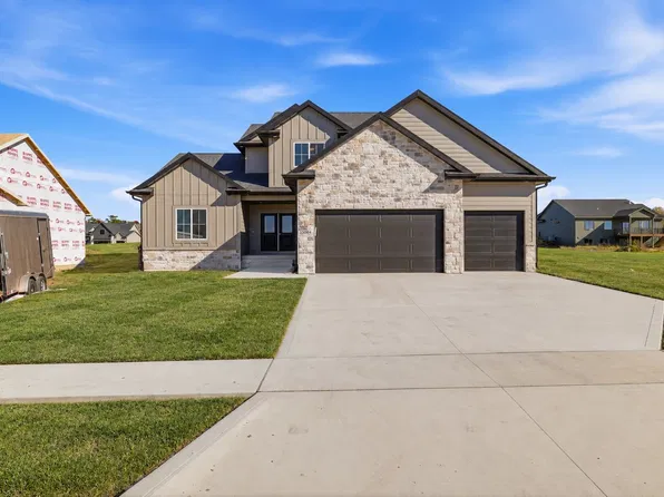 3004 Clearwater Dr, Norwalk, IA 50211