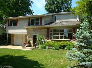 217 Vail Ct, Saint Joseph, MI 49085
