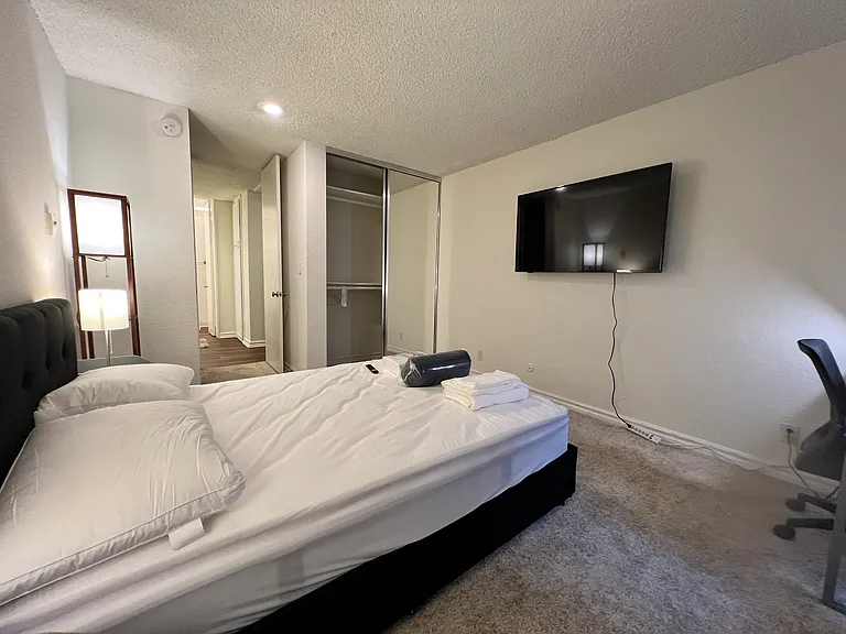 6425 Green Valley Cir — Photo 7