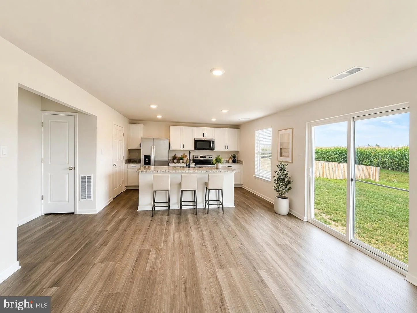 4 bed, 2.5 bath, 1906 sqft, $2,500 — Photo 2