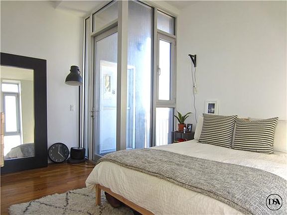 4th image of 31 Kosciuszko St APT 2B