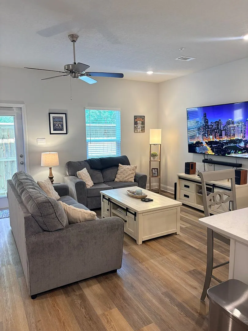 3 Bed 2.5 Bath Townhome for Rent — Photo 3