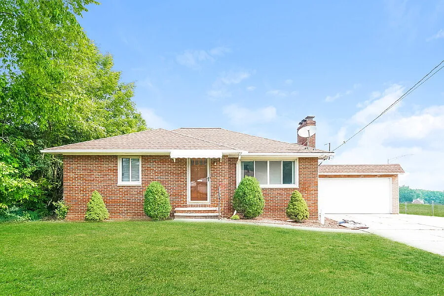 3-Bedroom Home with Fridge and Stove in Broadview Heights — Photo 1