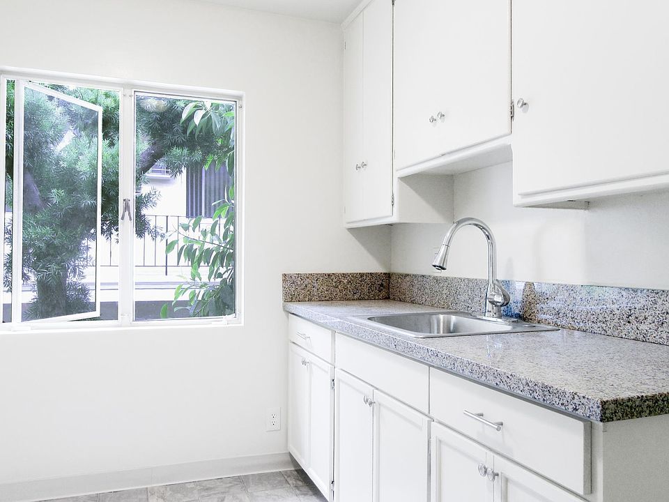 1st image of 208 S Mariposa Ave #7