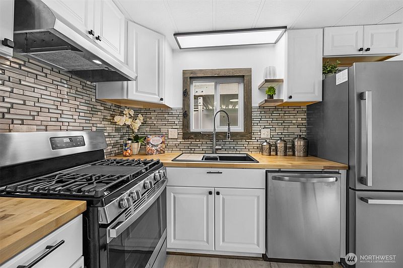 3rd image of 14322 Admiralty Way #26