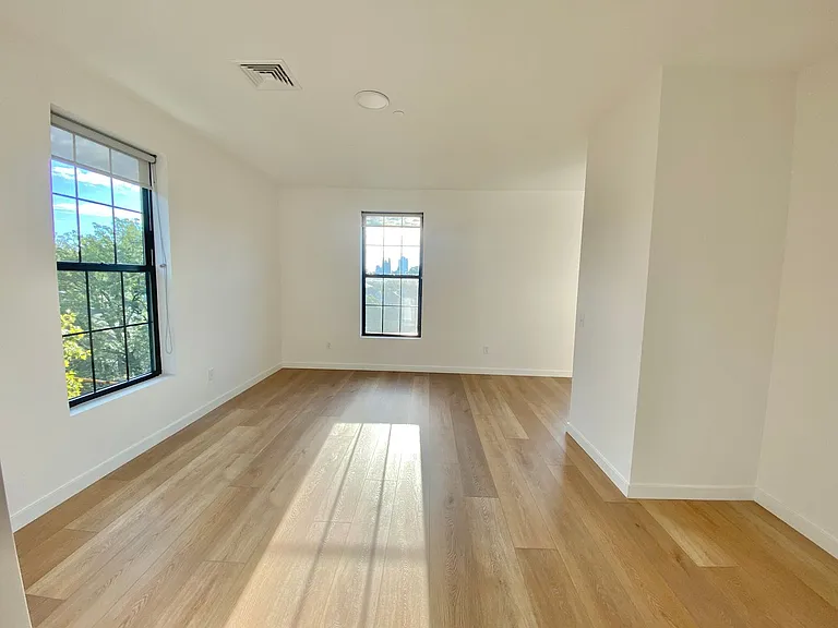 104 Howe St — Photo 45