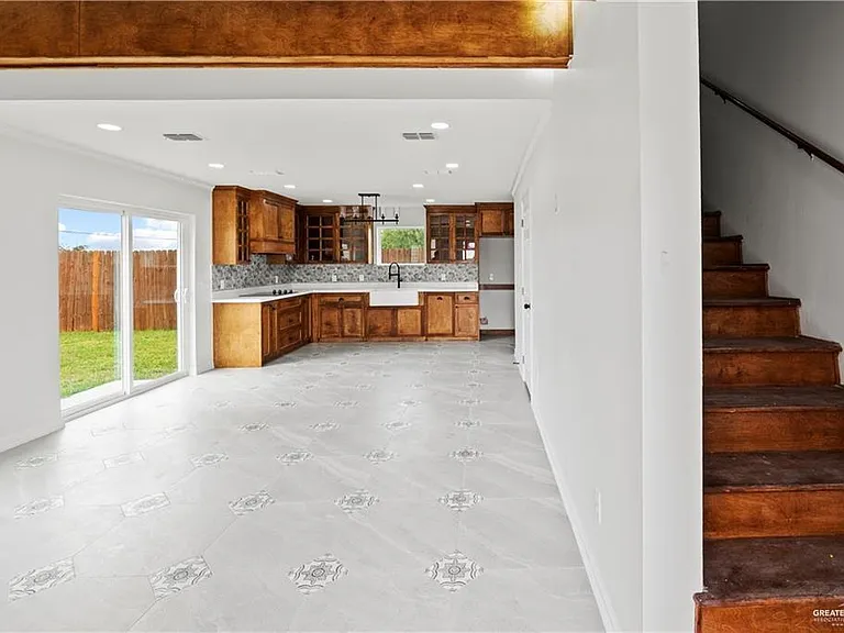 1404 E Karen St #C — Photo 2