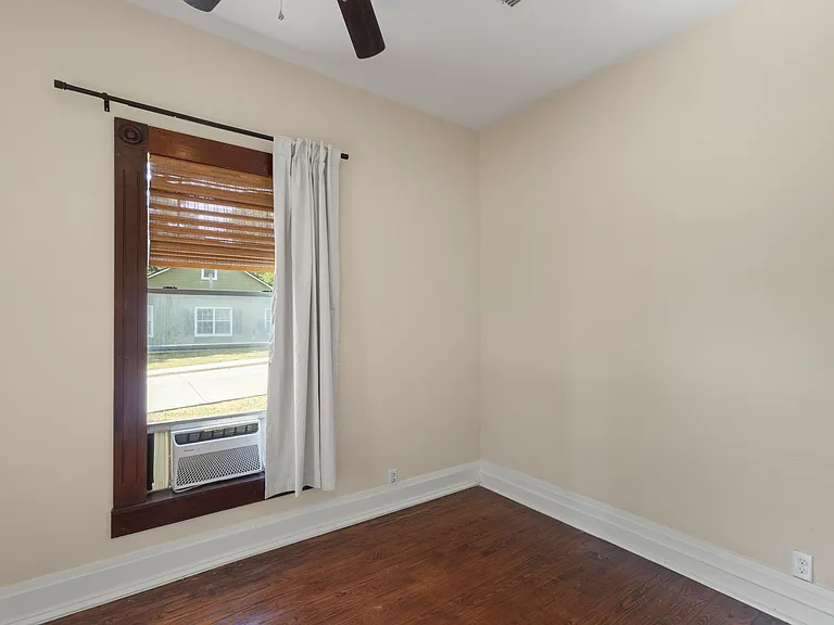 408 S College St — Photo 5