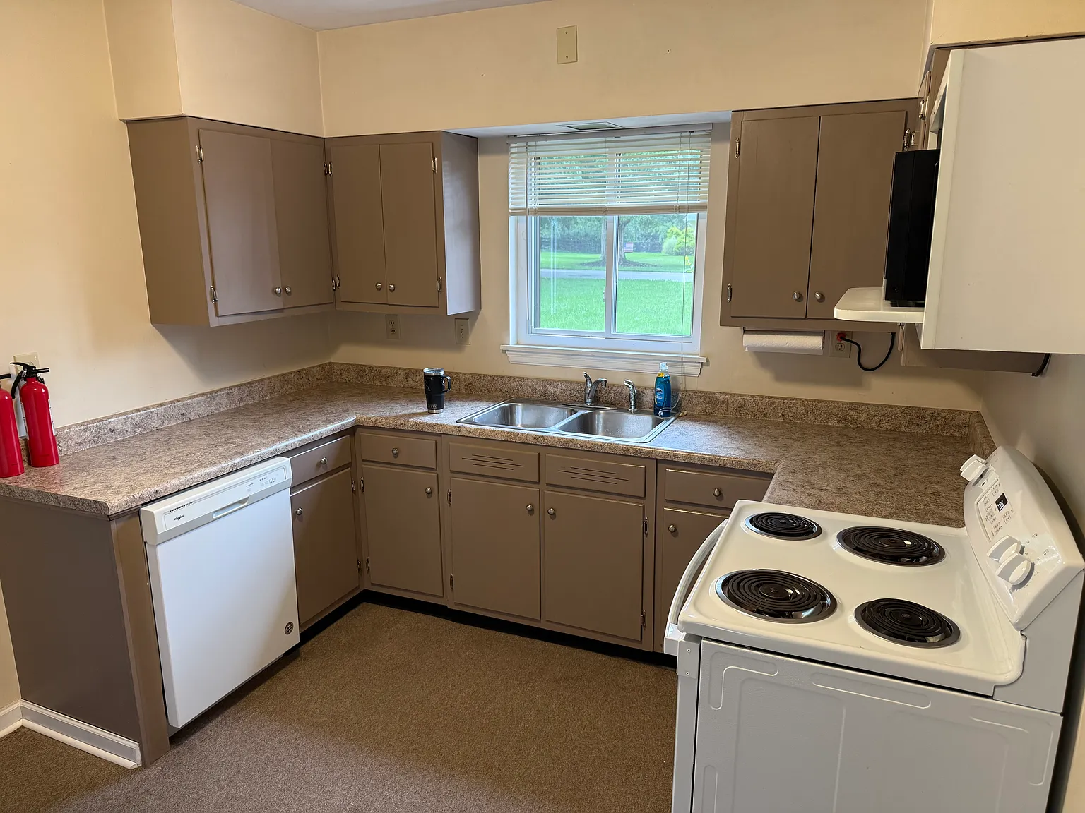 3 bed, 2800 sqft, $1,950 — Photo 3