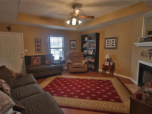 3rd image of 900 McDaniel Dr