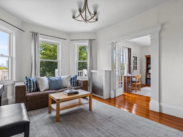 96 Browne St #3, Brookline, MA 02446