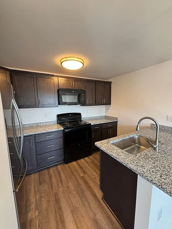 1 bed, 1.0 bath, 560 sqft, $1,415 — Photo 2