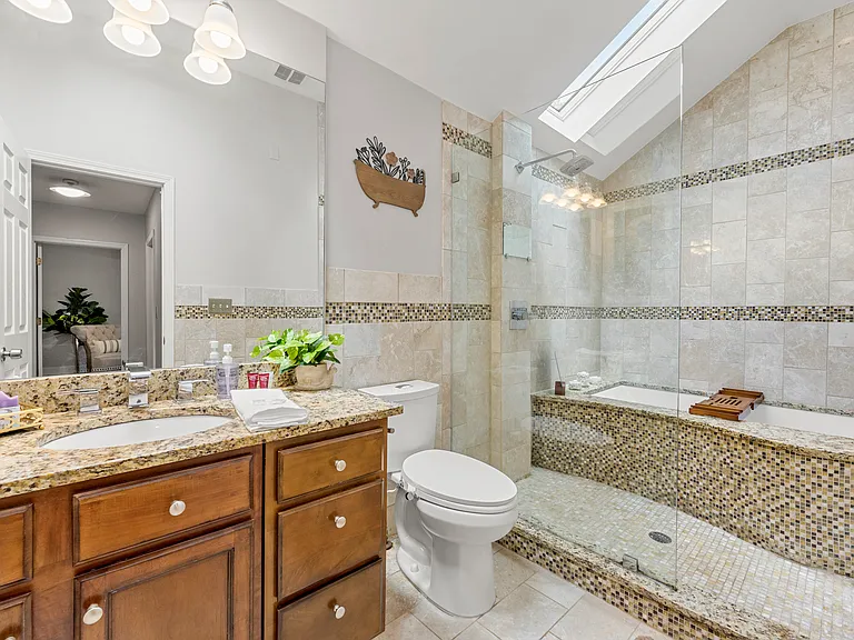 315 W Benson St — Photo 8