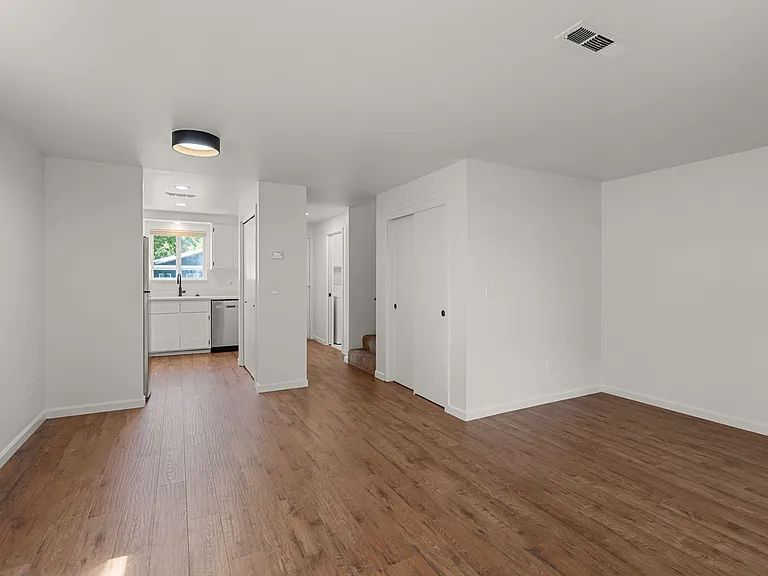 Talent Parkside Apartments — Photo 39