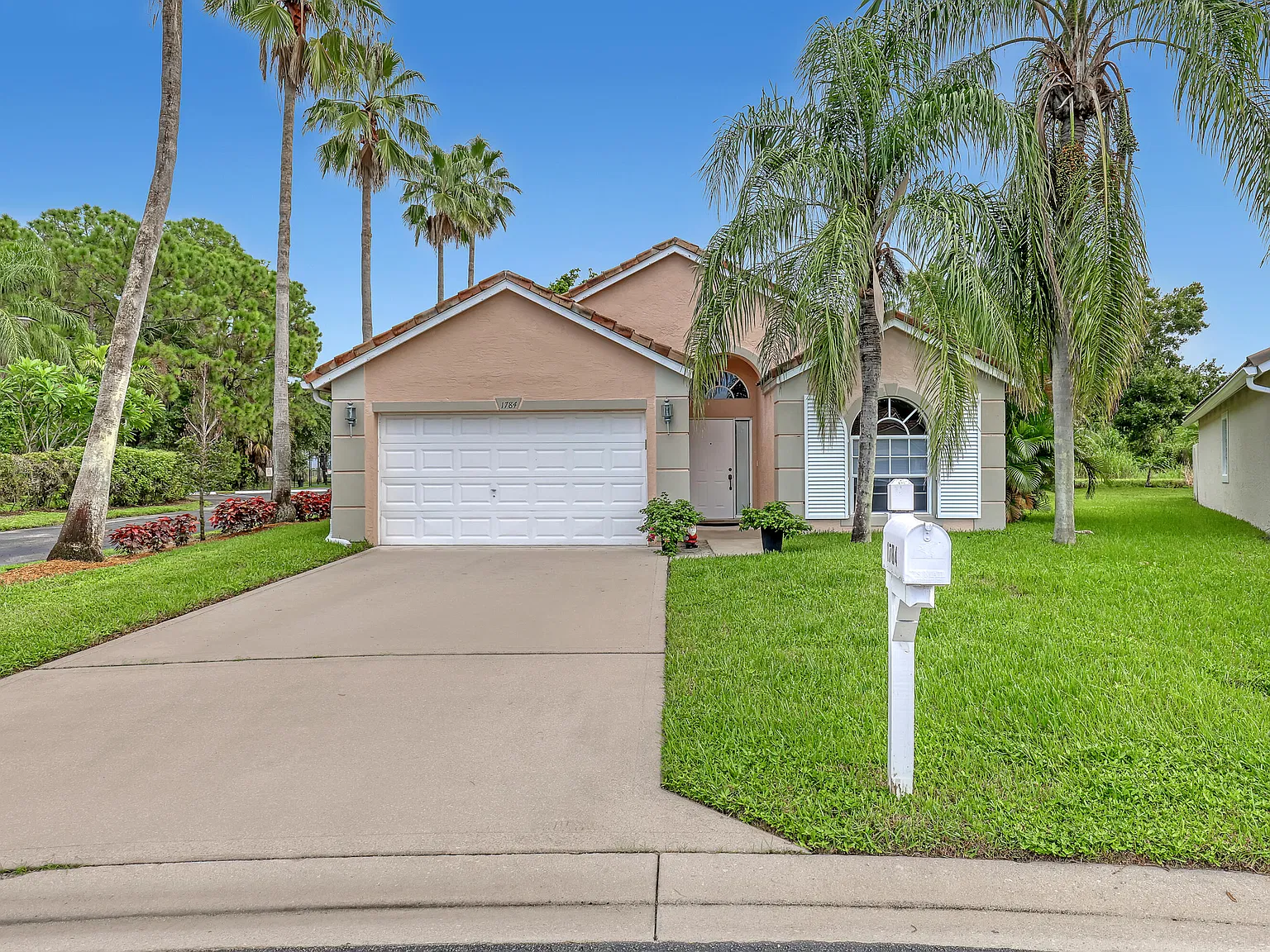 3 bed, 3.0 bath, 1289 sqft, $3,200 — Photo 3