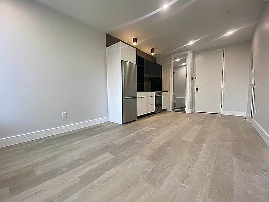 2nd image of 714 Dekalb Ave #3