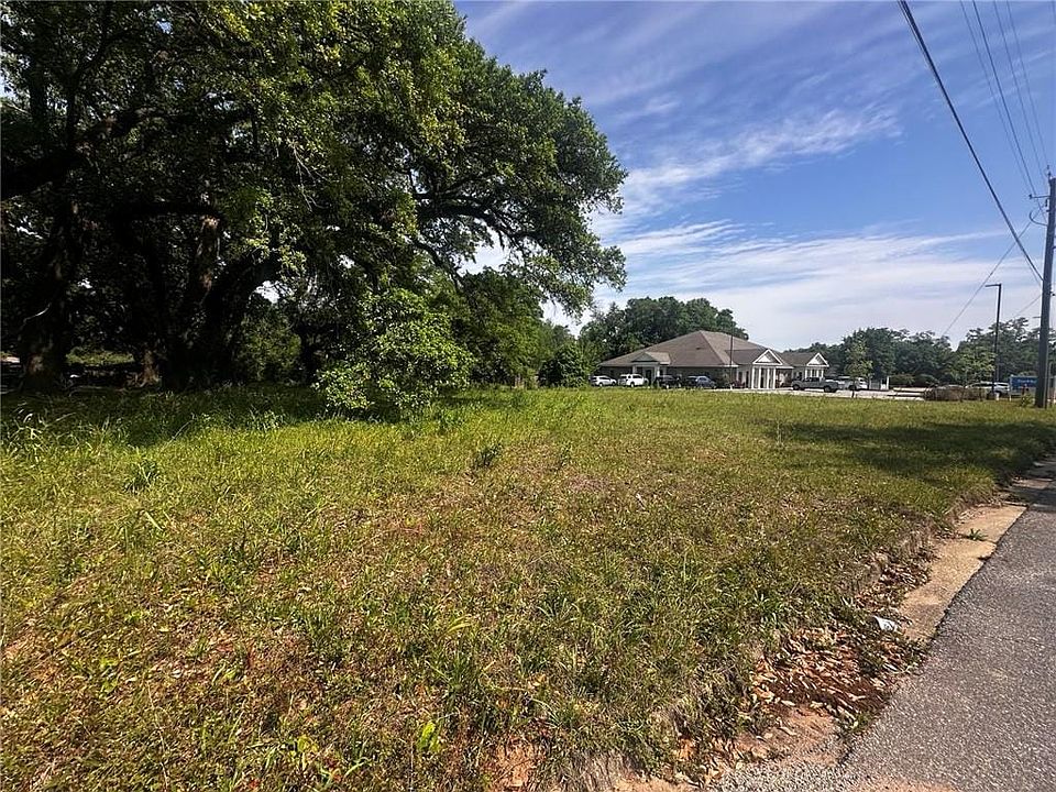 1st image of 713 Oak Circle Dr E