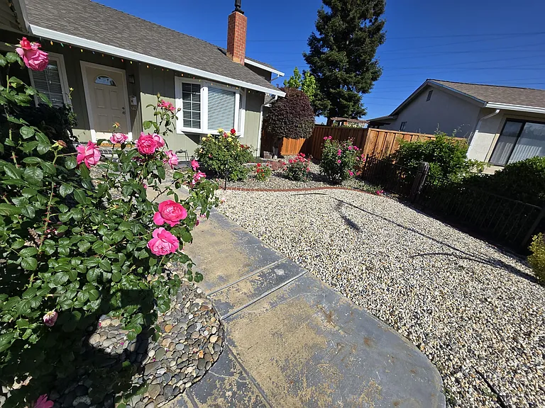 325 Goshen Ct — Photo 2