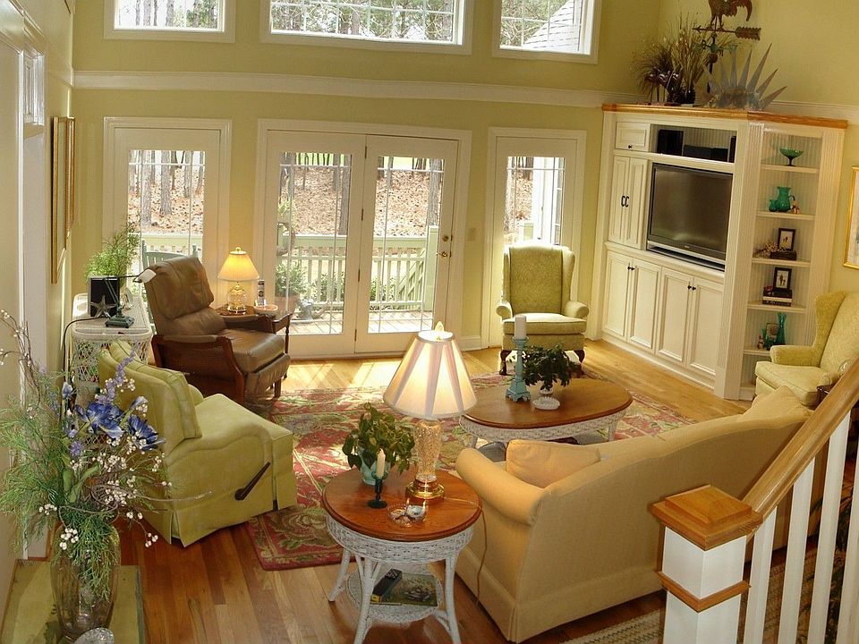 Open Floor Plan, Hardwood Throughout