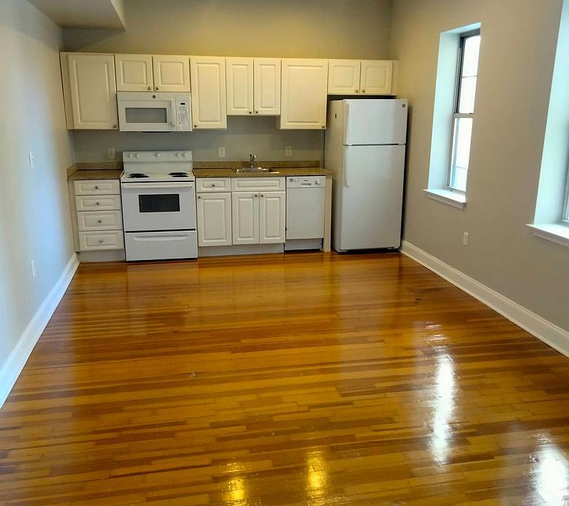 2nd image of 206 Farmington Ave #311