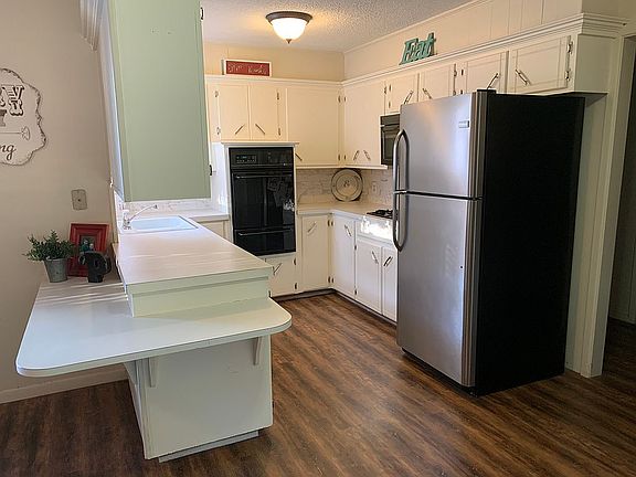 4th image of 803 W 6th St