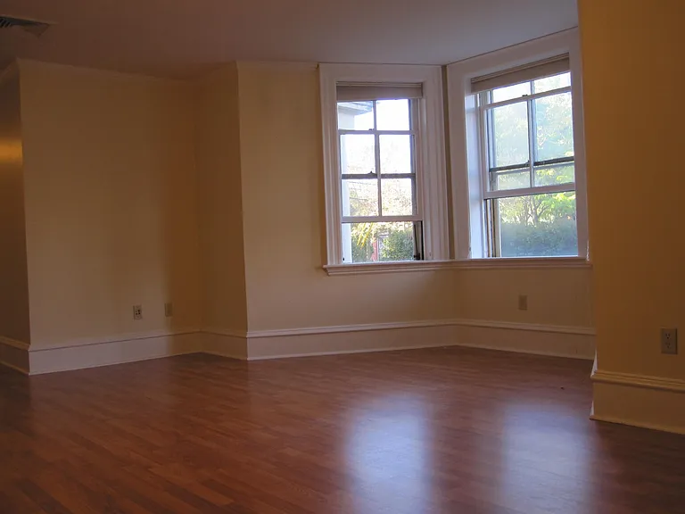 326 College St #8 — Photo 5