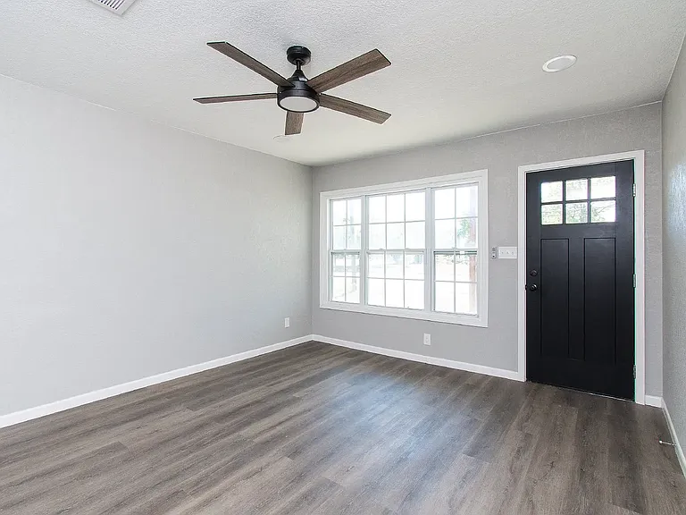 605 N Main St — Photo 2