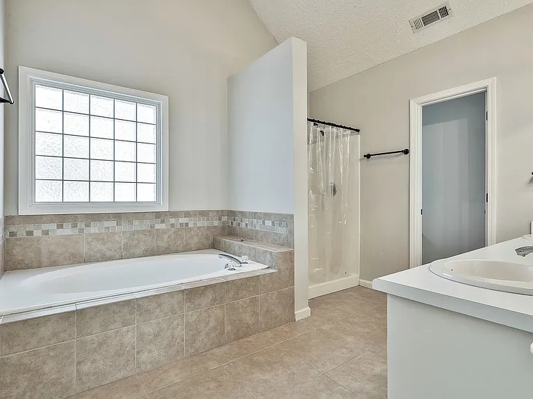 105 Edgemoore Ln — Photo 16