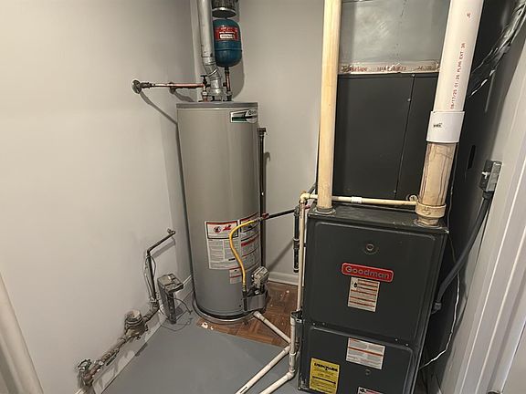 4th image of 2818 Shartle St