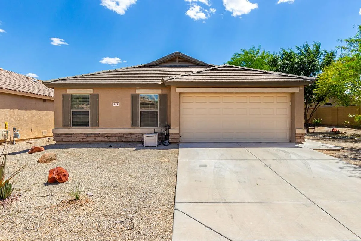 Welcome to your perfect 3 Bedroom plus a Den home with great community amenities!! — Photo 1