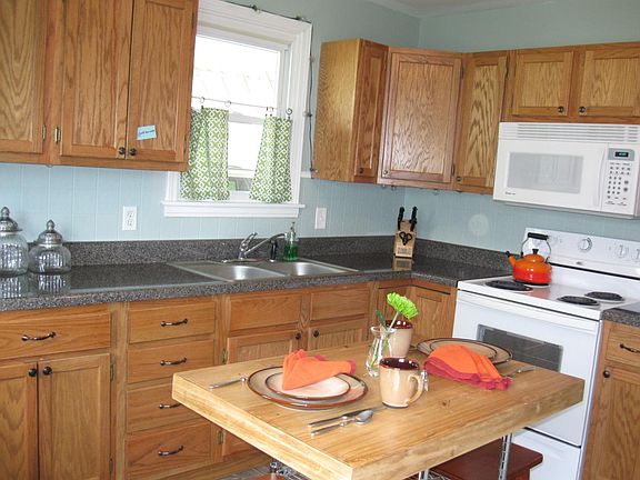 updated kitchen (w/d hookups)