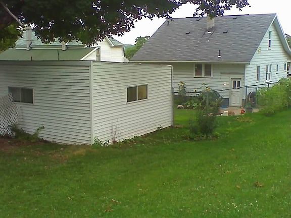 1.5 car guarage out back