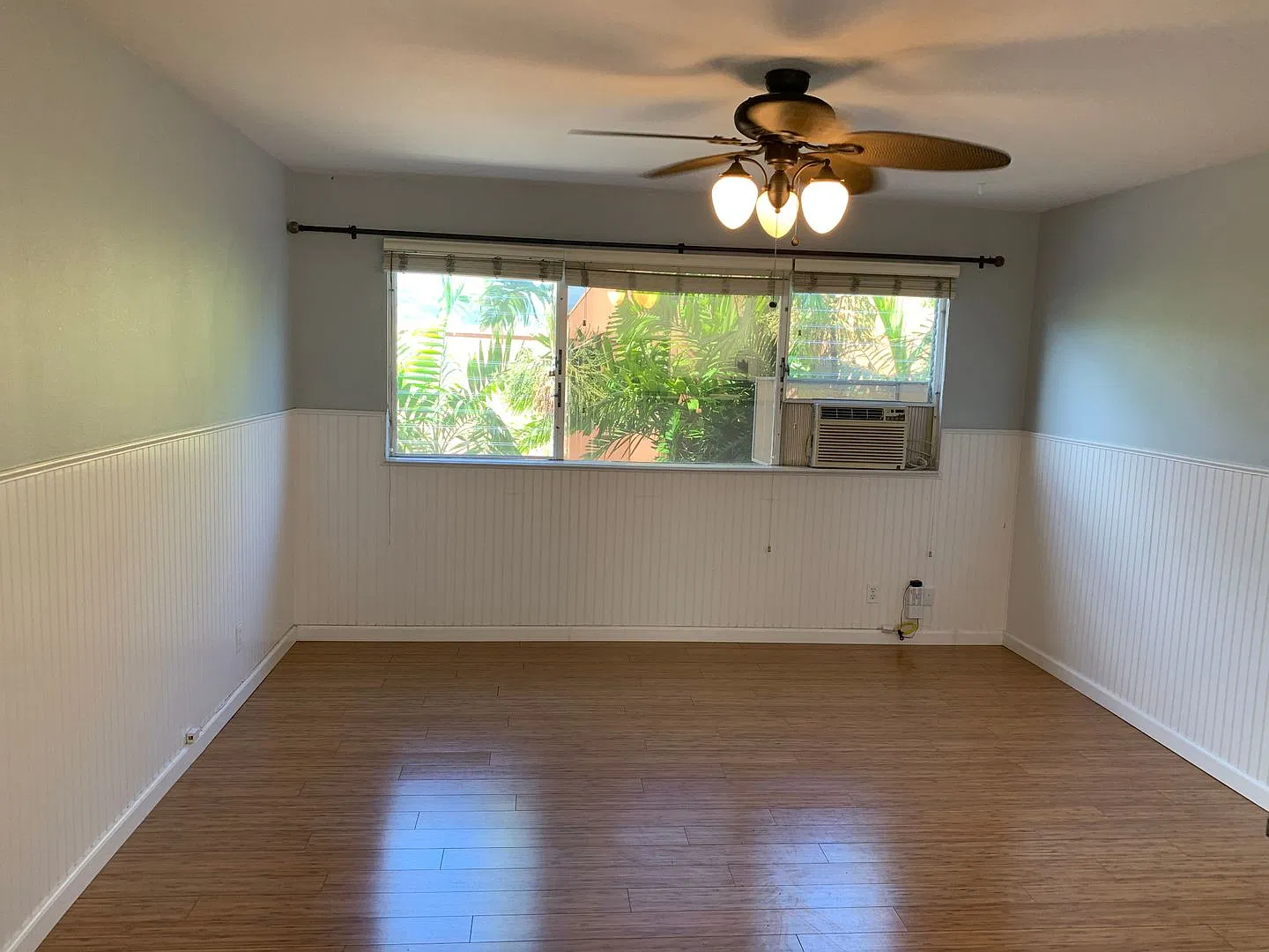 2 bedroom in the heart of Kailua w/ 1 Covered Parking Stall — Photo 1