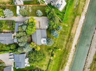 1153 E Lakeview Rd, Chestermere, AB T1X1B1