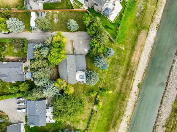 1153 E Lakeview Rd, Chestermere, AB T1X 1B1
