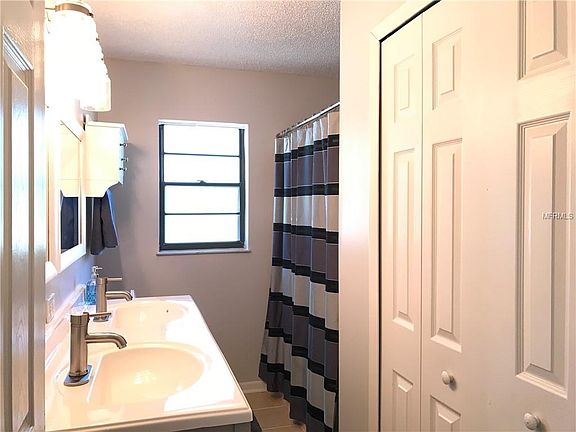 5th image of 154 Barry Ave